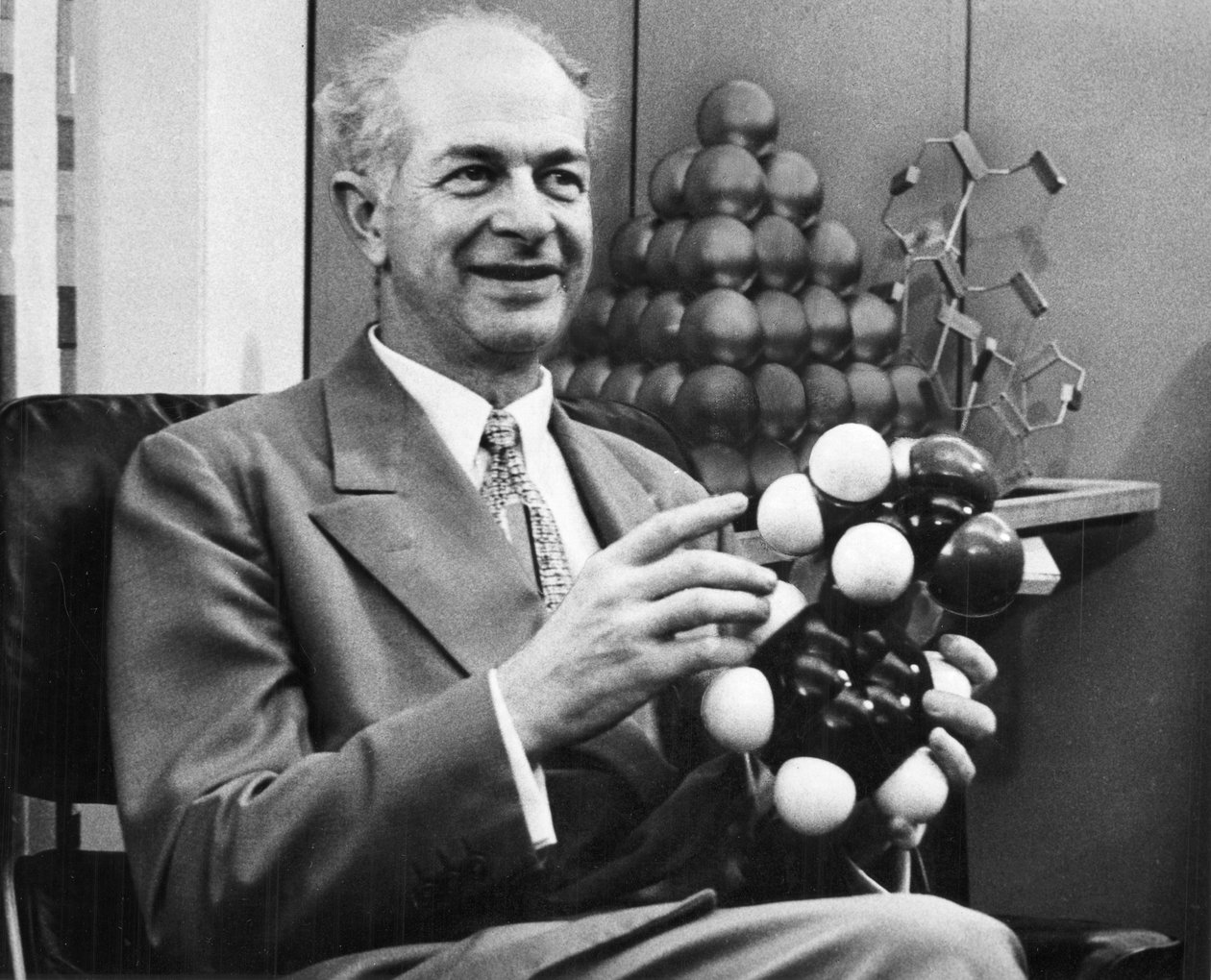 Linus Pauling、アメリカの化学者、c1954 作： 不明