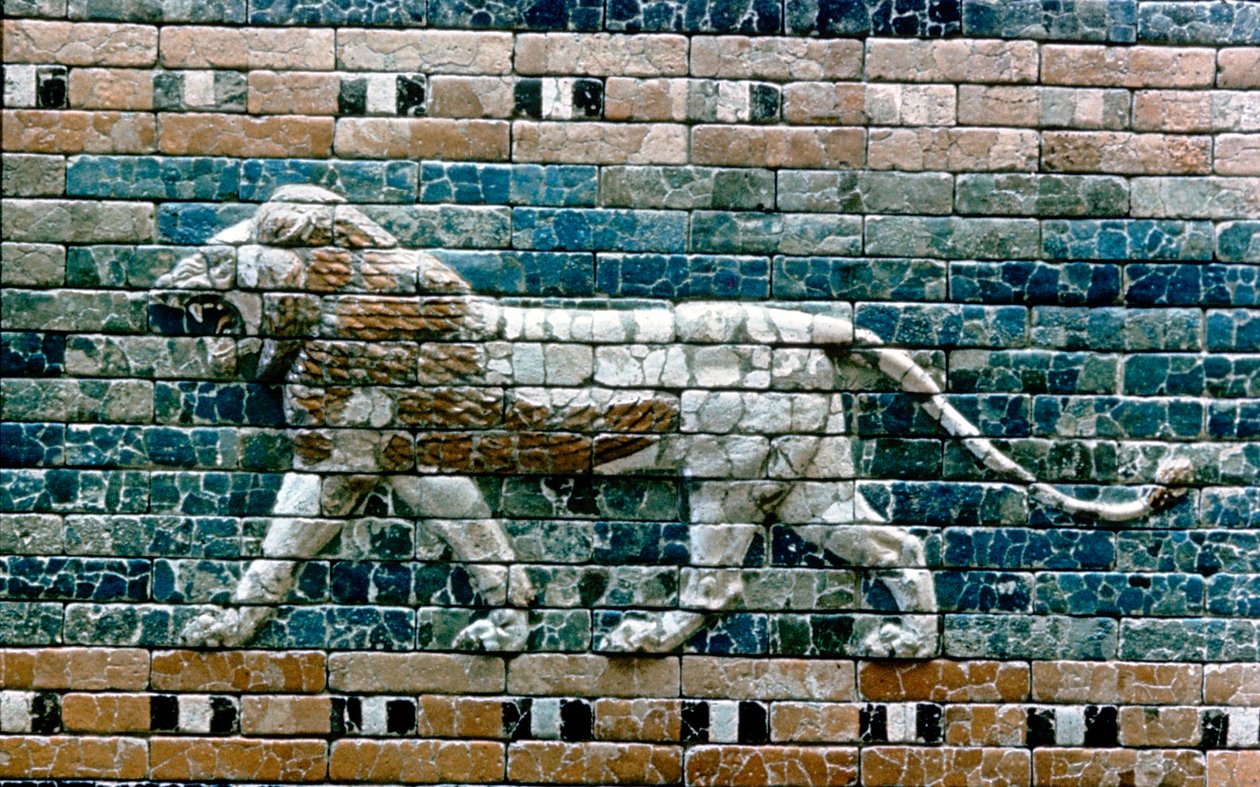 神聖な道の壁からイシュタル門へのライオンの通過、バビロン イラク、紀元前 575 年頃 作： 不明