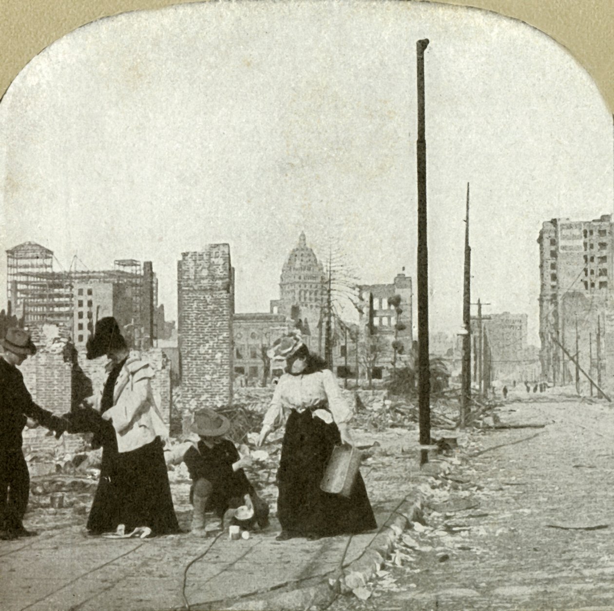 エリスとジョーンズの角から東を見る-高い建物、サンフランシスココール、1906年。 作： 不明