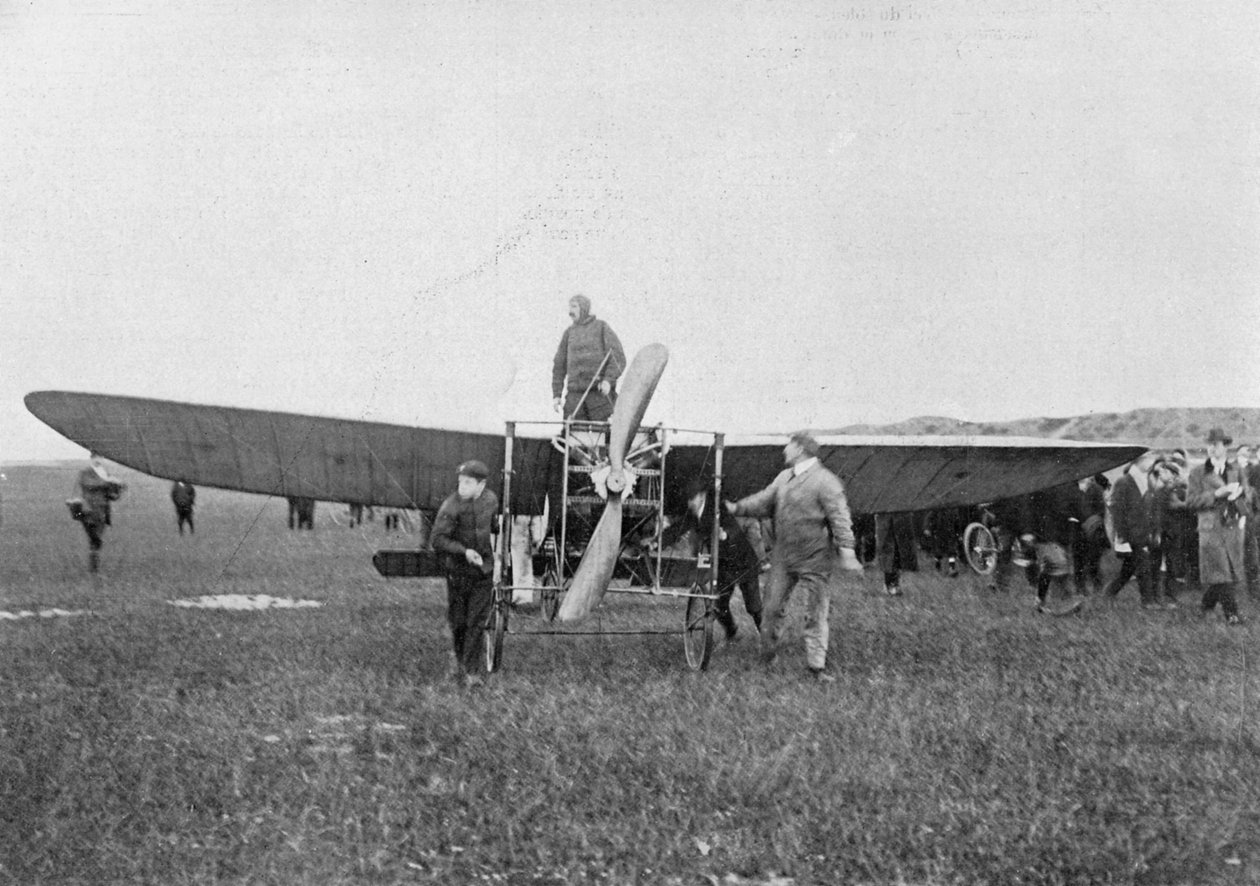 ルイブレリオは1909年にイギリス海峡を飛行する最初の飛行を成功させようとしていました 作： 不明