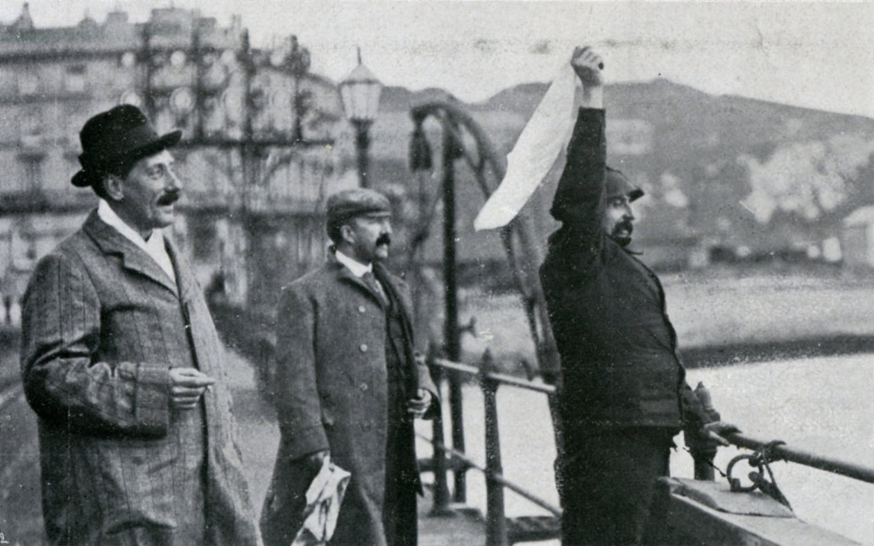 1909年7月25日、イギリス海峡を飛行した後、ドーバーの桟橋でルイブレリオット 作： 不明