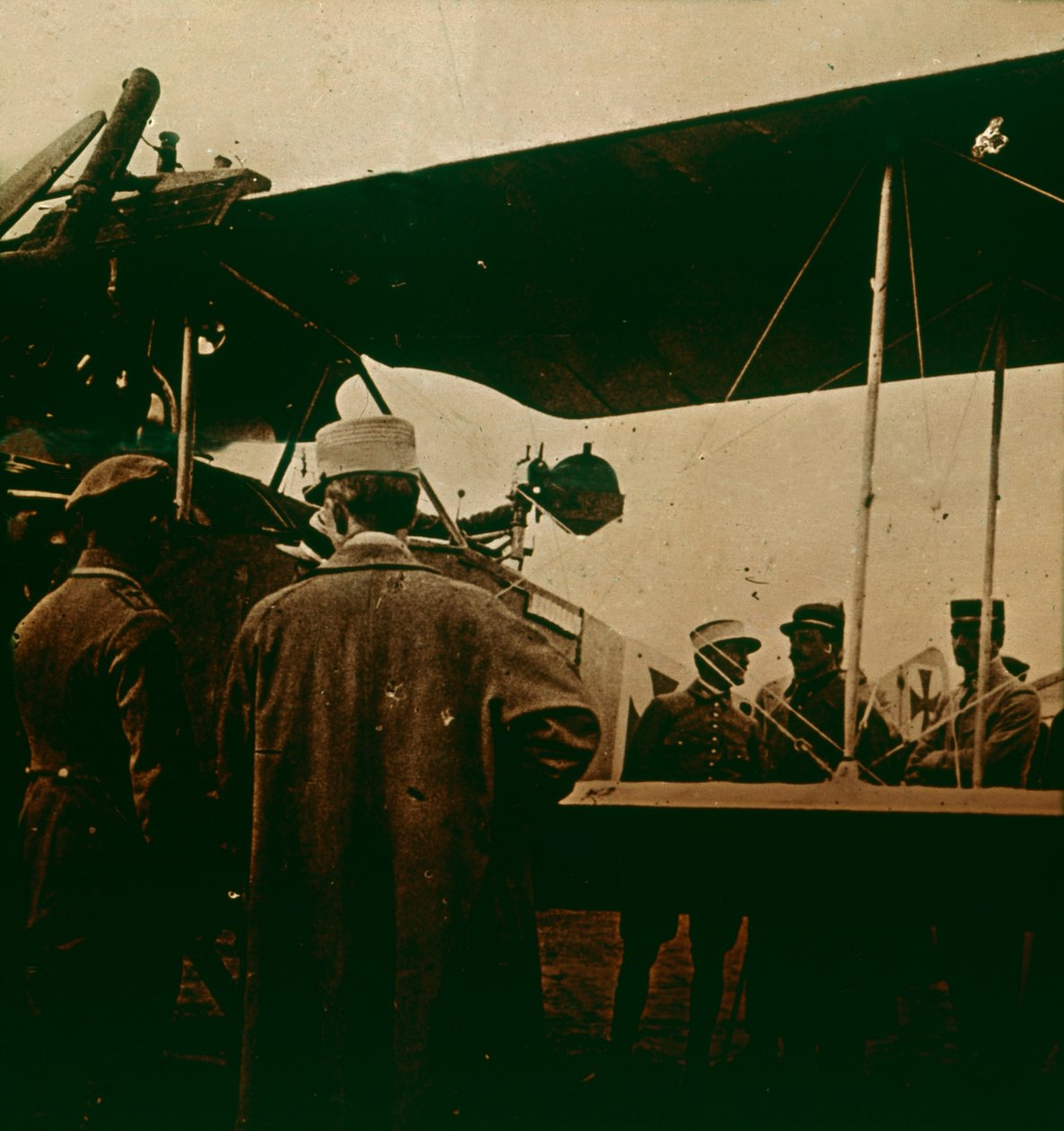 複葉機に取り付けられた機関銃、上部に向かって排気、c1914-c1918 作： 不明