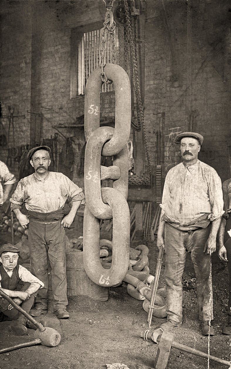 1909年頃、Hingley & Sons社でタイタニックのアンカーチェーンを作る（写真）。 作： 不明