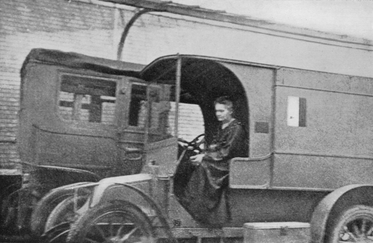マリーキュリー、ポーランド生まれのフランスの物理学者、放射線ユニットに変換された車を運転、1914 作： 不明