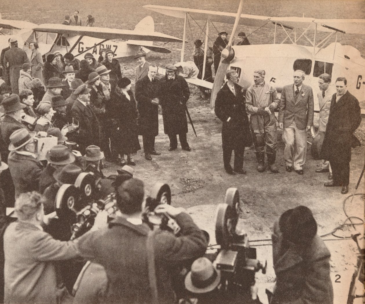 1933年2月17日、ヘストン空港の遠征隊のメンバー、インドに向かう直前、c1 作： 不明