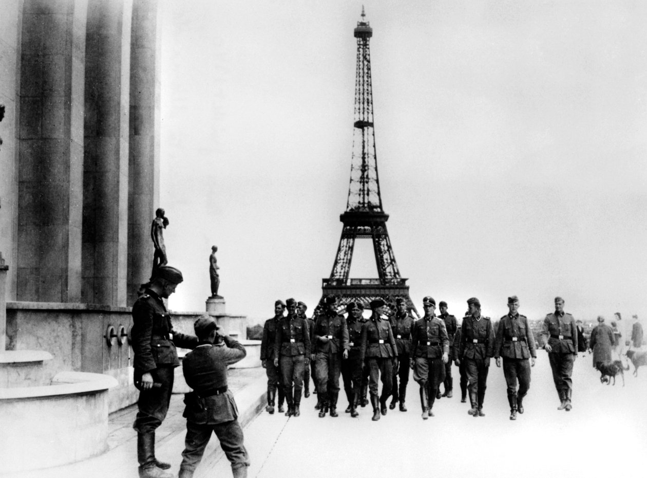 1940年7月、パリのエッフェル塔を訪れるSSのメンバー 作： 不明