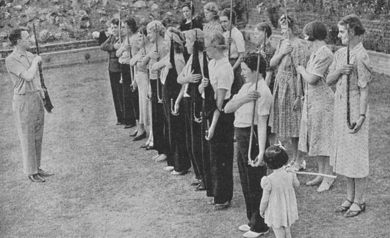 第二次世界大戦、1940年のライフルドリルで訓練されている女性ボランティア防衛隊のメンバー 作： 不明