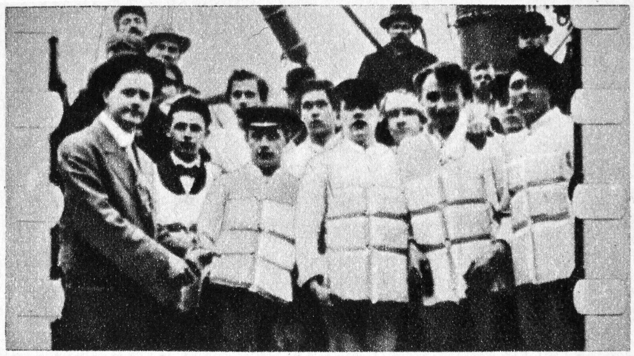 タイタニック号のライフジャケットを着た乗組員、1912年 作： 不明