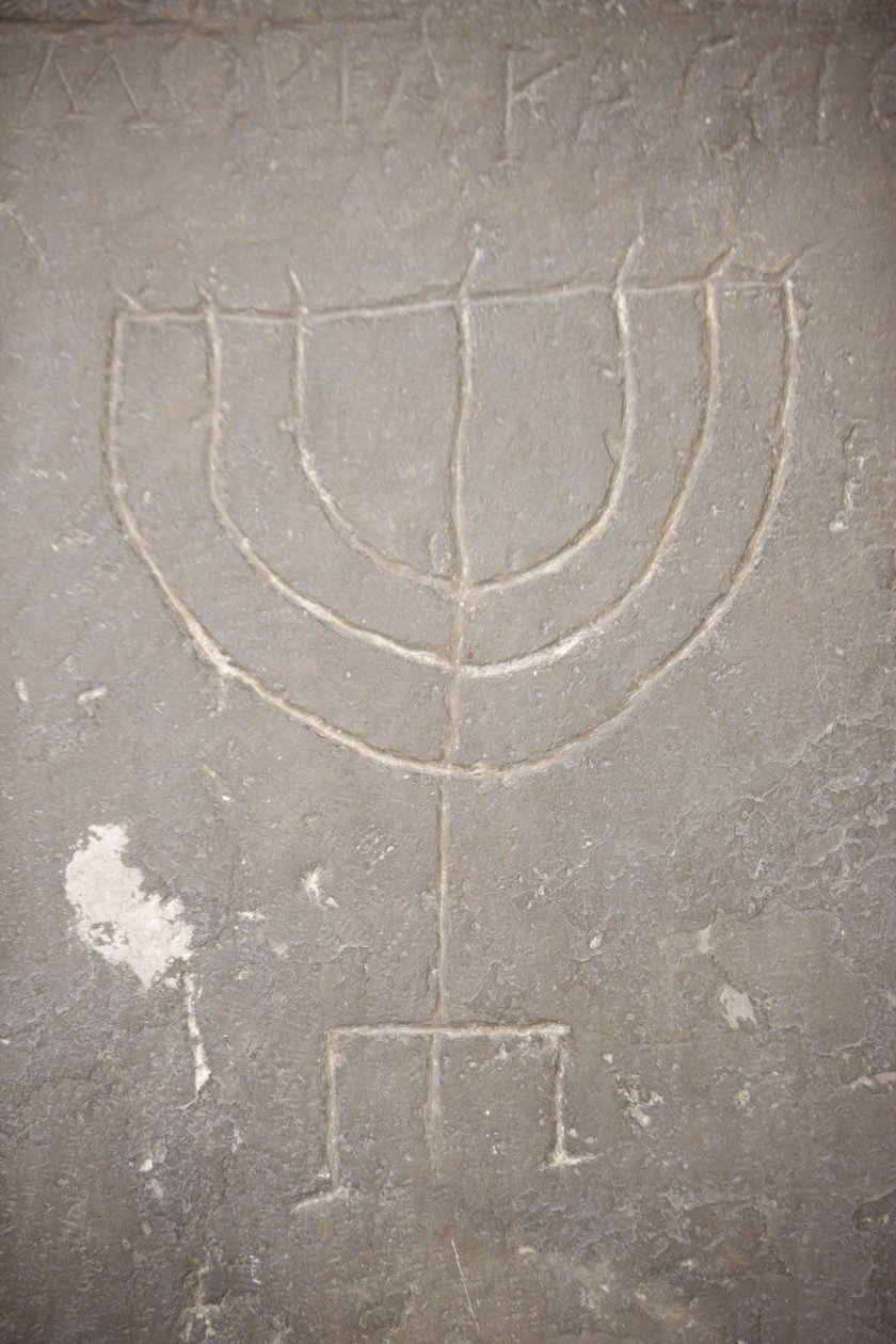古い墓石に刻まれたメノーラ（Menorah）、ブダペスト、Hongrie 作： 不明