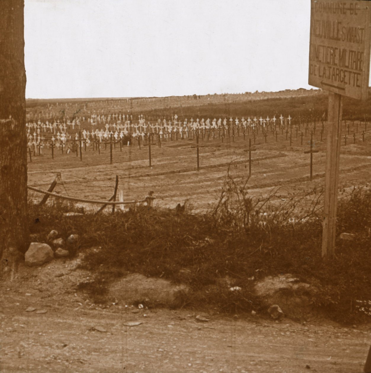 軍事墓地、北フランス、ヌーヴィルサンヴォースト、c1914-c1918 作： 不明