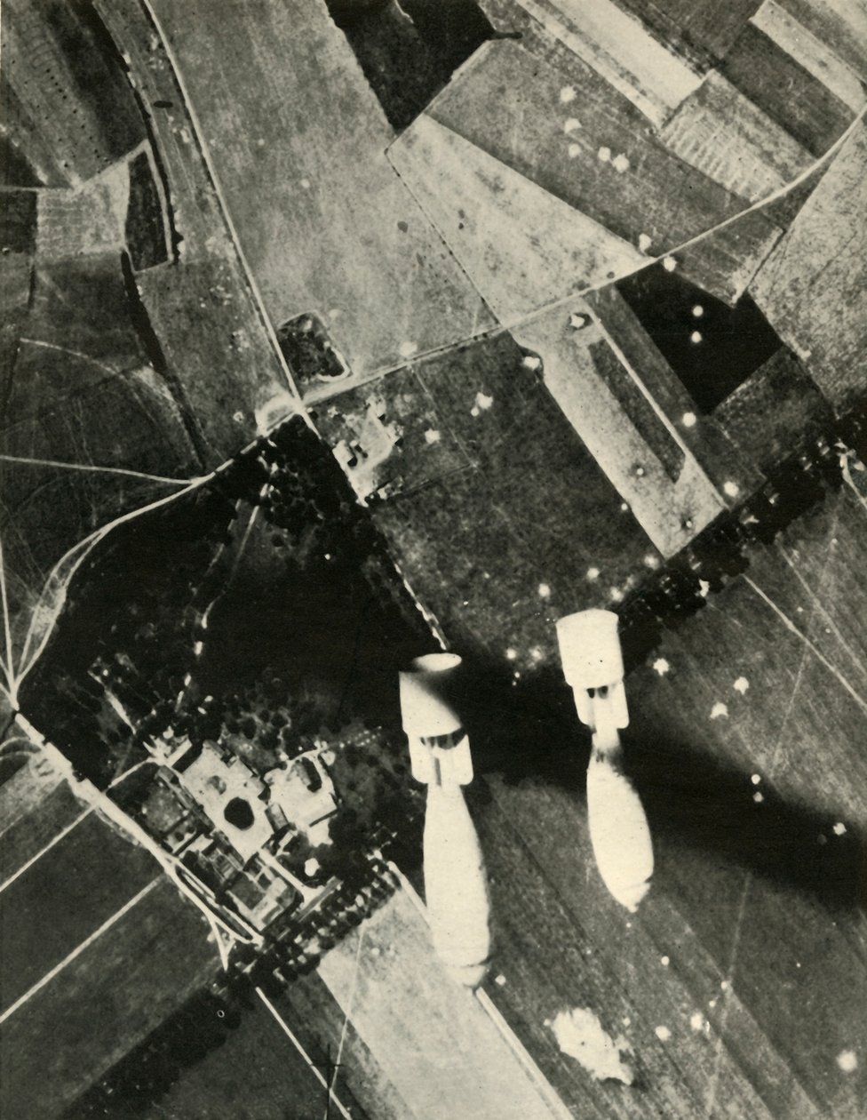 1939年から1940年、1941年の敵が保有する飛行場でのイギリスの爆弾の増加。 作： 不明