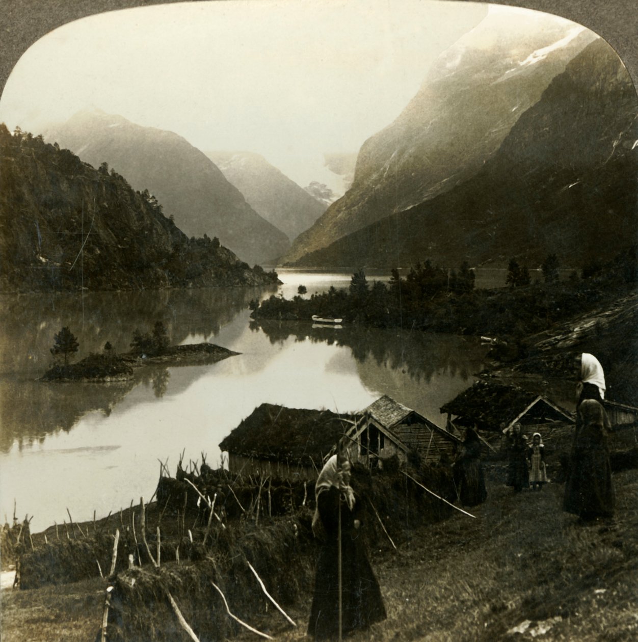 山に囲まれたローエン湖-美しさと壮大さで他に類を見ない-ノルウェー、c1905のSeten農場から。 作： 不明