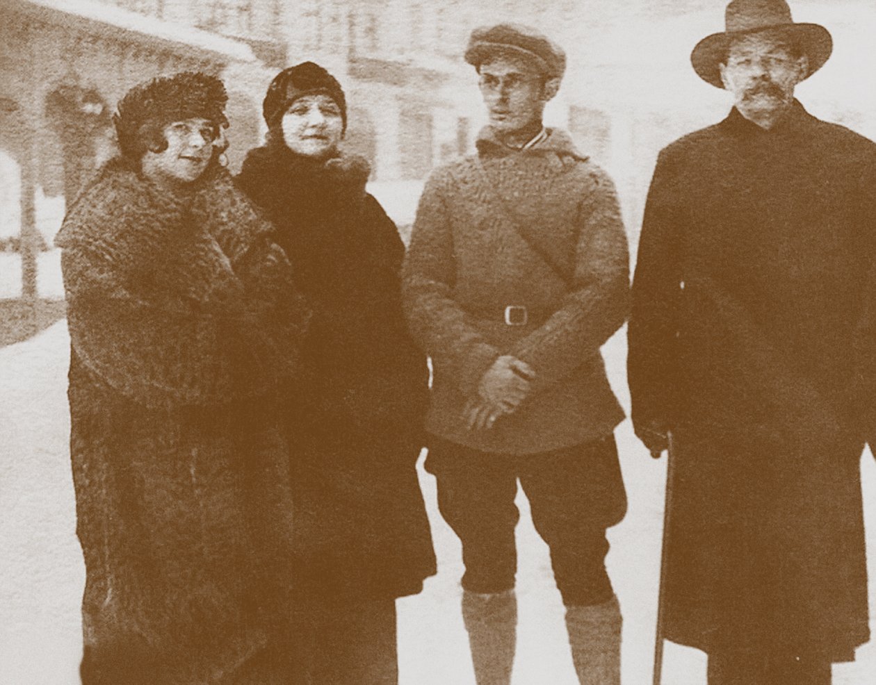 左から2番目のMoura Budberg、右がMaxim Gorky、c。 1920年 作： 不明