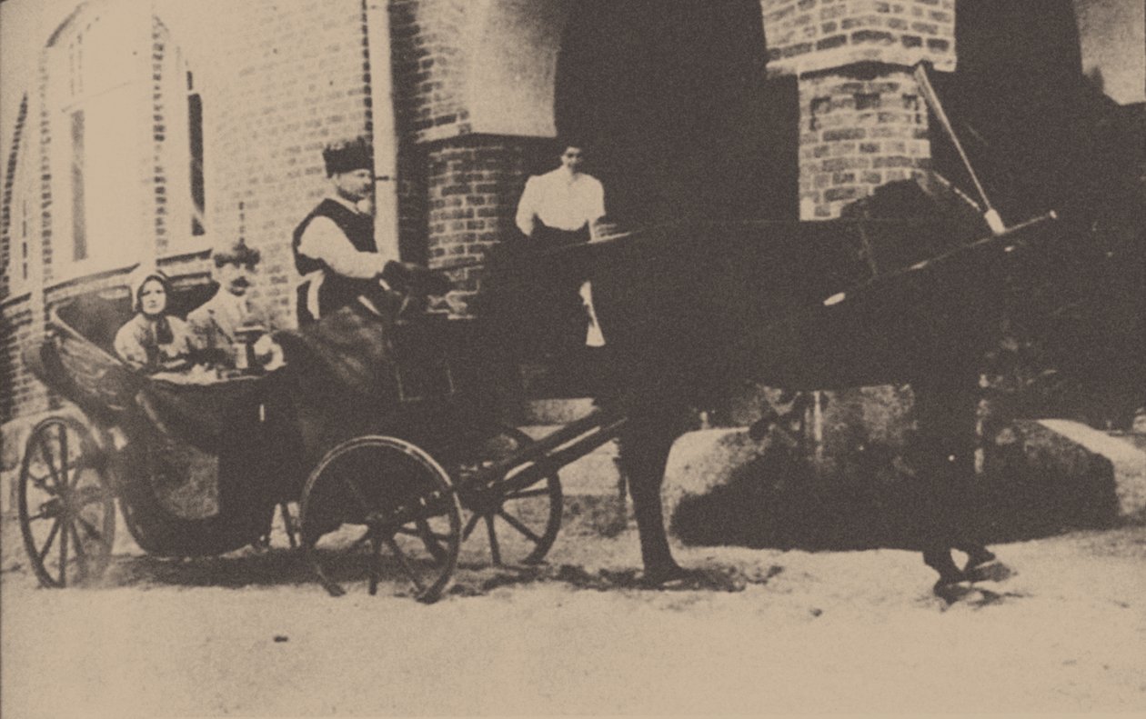1912年にエストニアの地所で馬車に乗った最初の夫であるフォンベンケンドルフとモーラバドバーグ 作： 不明