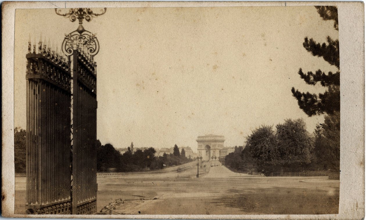 パリの自治体（1871年）：ポルテ・マイヨと凱旋門の眺め。匿名の写真撮影。厚紙にプリント Dim.17x8 cm 作： 不明