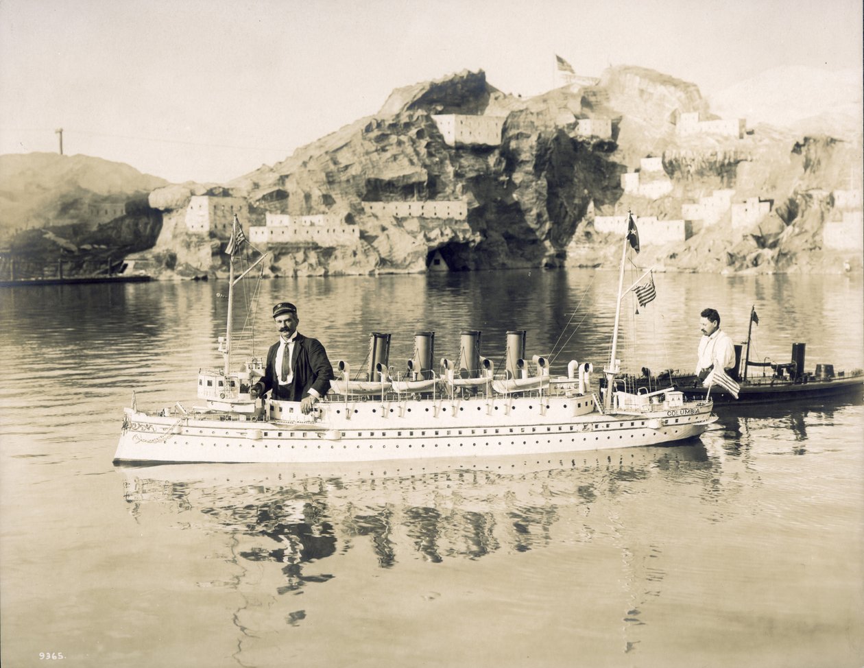パイクでのネイバルショー。2隻の艦船とその操縦士1904年の万国博覧会 作： 不明