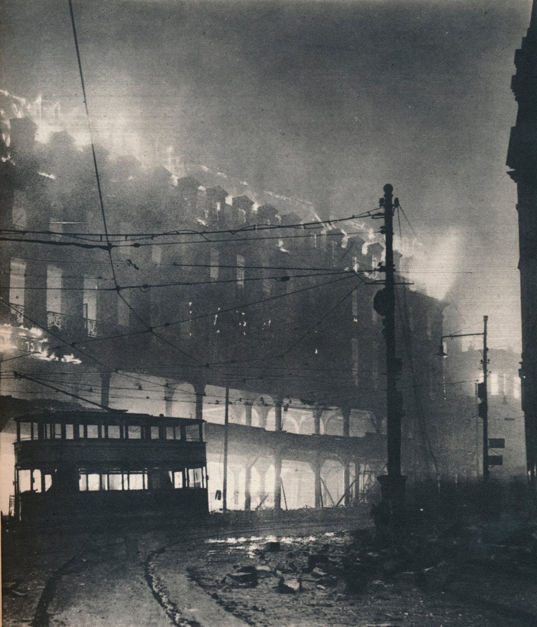 爆撃の9時間。シェフィールドのターンが来たとき、それは真冬でした。 1940 1942 作： 不明