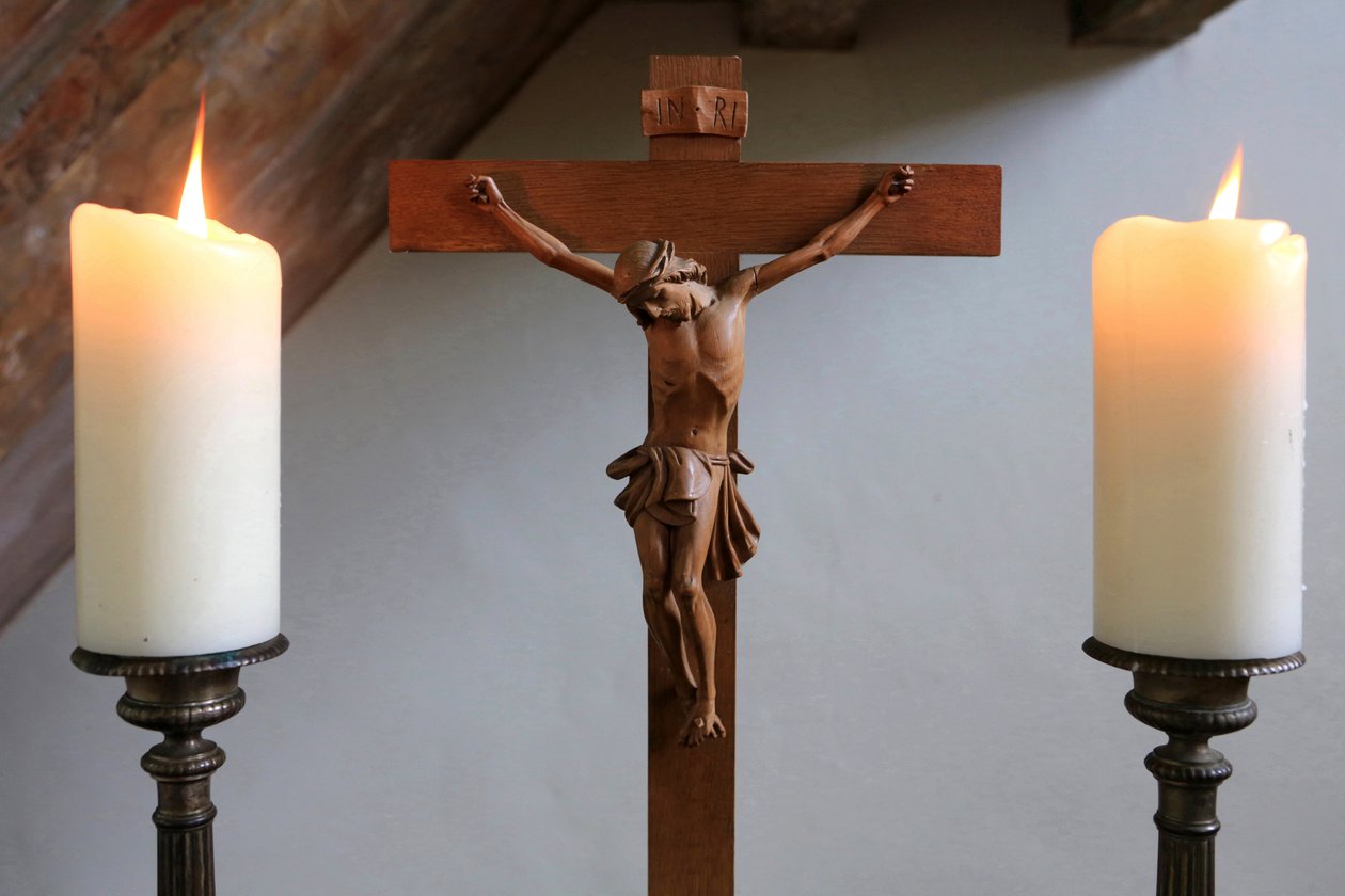 Obersteinbach, Bas-Rhin, France, le 29/5/2014 - キャンドルと十字架。ルーテル派の寺院。 作： 不明