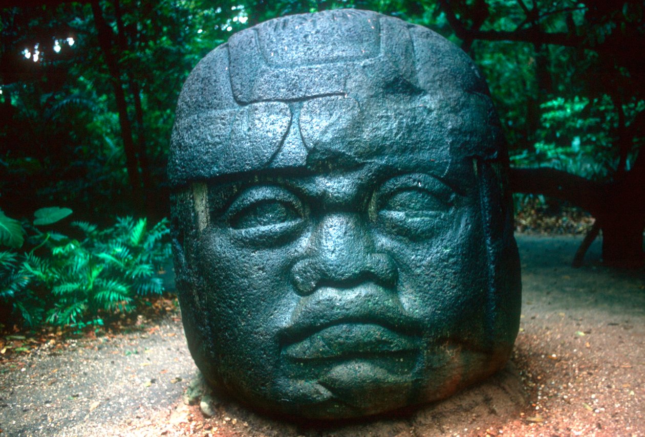 オルメカは、中央アメリカ、コロンブス以前のラベンタから紀元前1150年〜800年に頭を彫りました 作： 不明