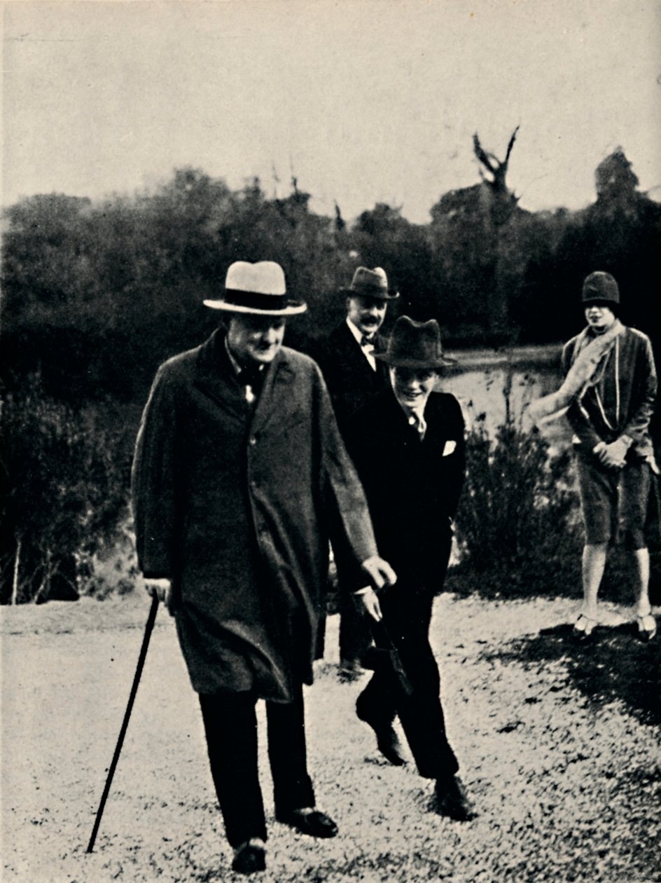 1920年代、1945年、イタリアで息子と休暇を過ごしました。 作： 不明