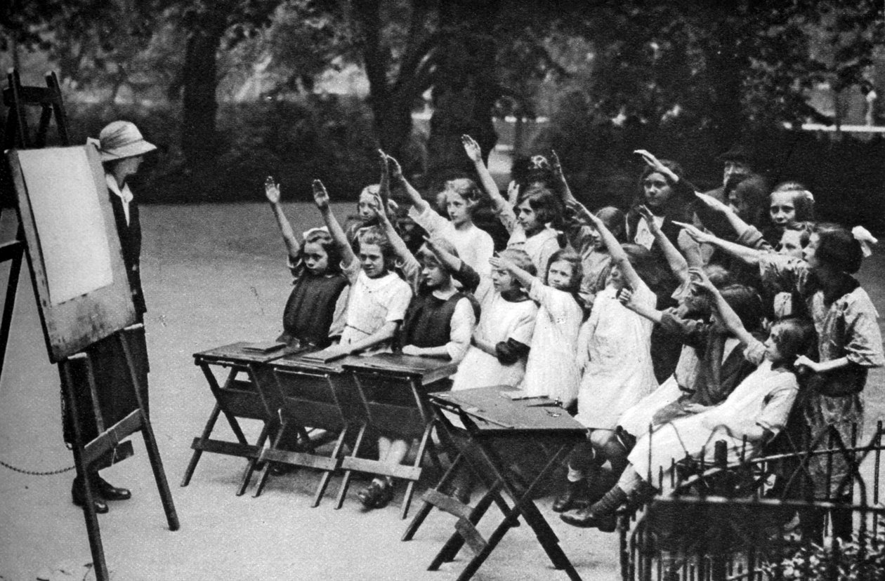 リンカーンズインフィールズ、ロンドン、1926-1927の野外クラス 作： 不明