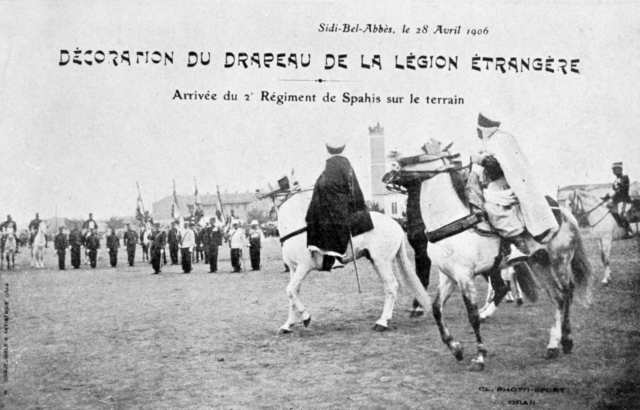 1906年4月28日、アルジェリアのシディベルアベスフランス外人部隊の旗のパレード 作： 不明