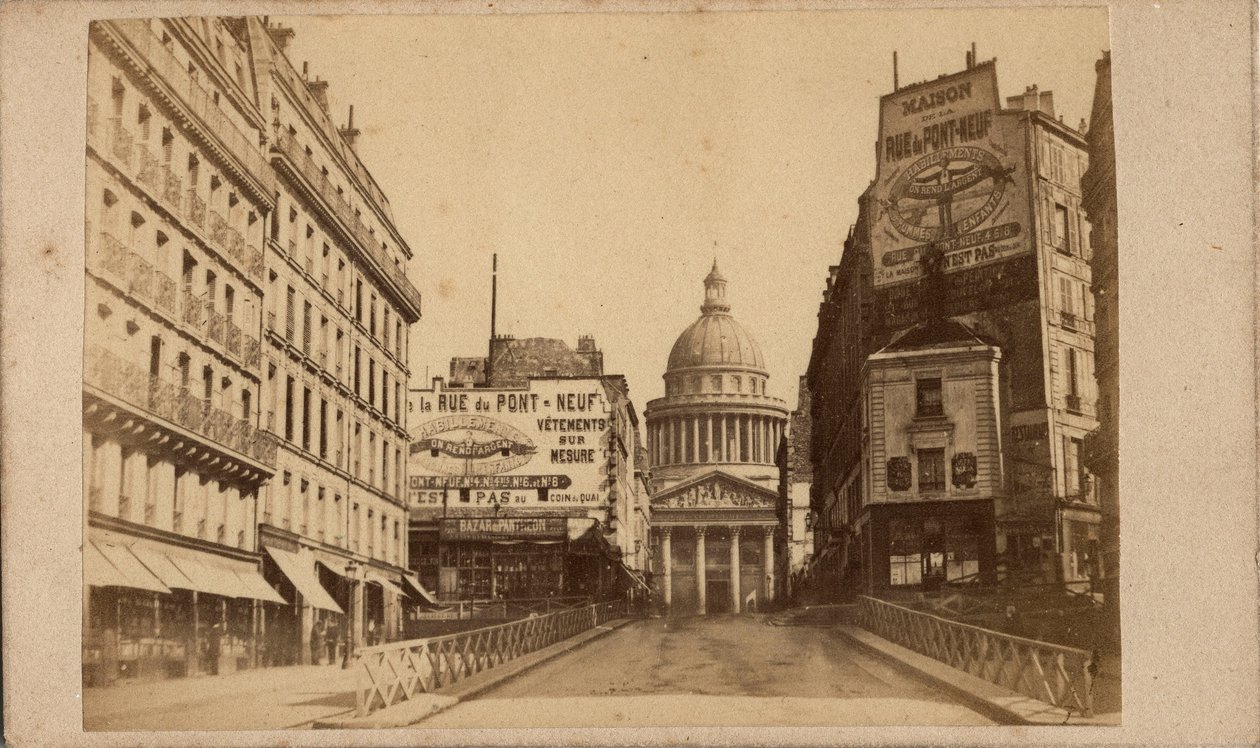 パリ・コミューン（1871年）：パンテオンとスフロ通りの風景（大きな看板でポンヌフ通りのメゾンを宣伝している）。匿名の写真撮影。厚紙にプリント Dim.10x6 cm 作： 不明