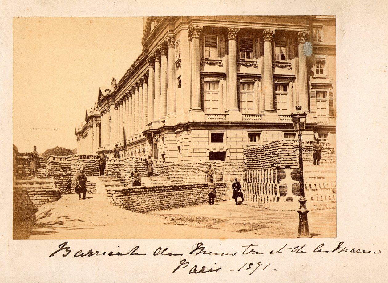 パリ・コミューン（1871年）：パリの海洋省（Hotel de la MarineまたはHotel du Garde Meuble）の前にあるコンコルド広場のバリケードの様子。匿名の写真撮影。厚紙にプリント Dim.22x14 cm 作： 不明