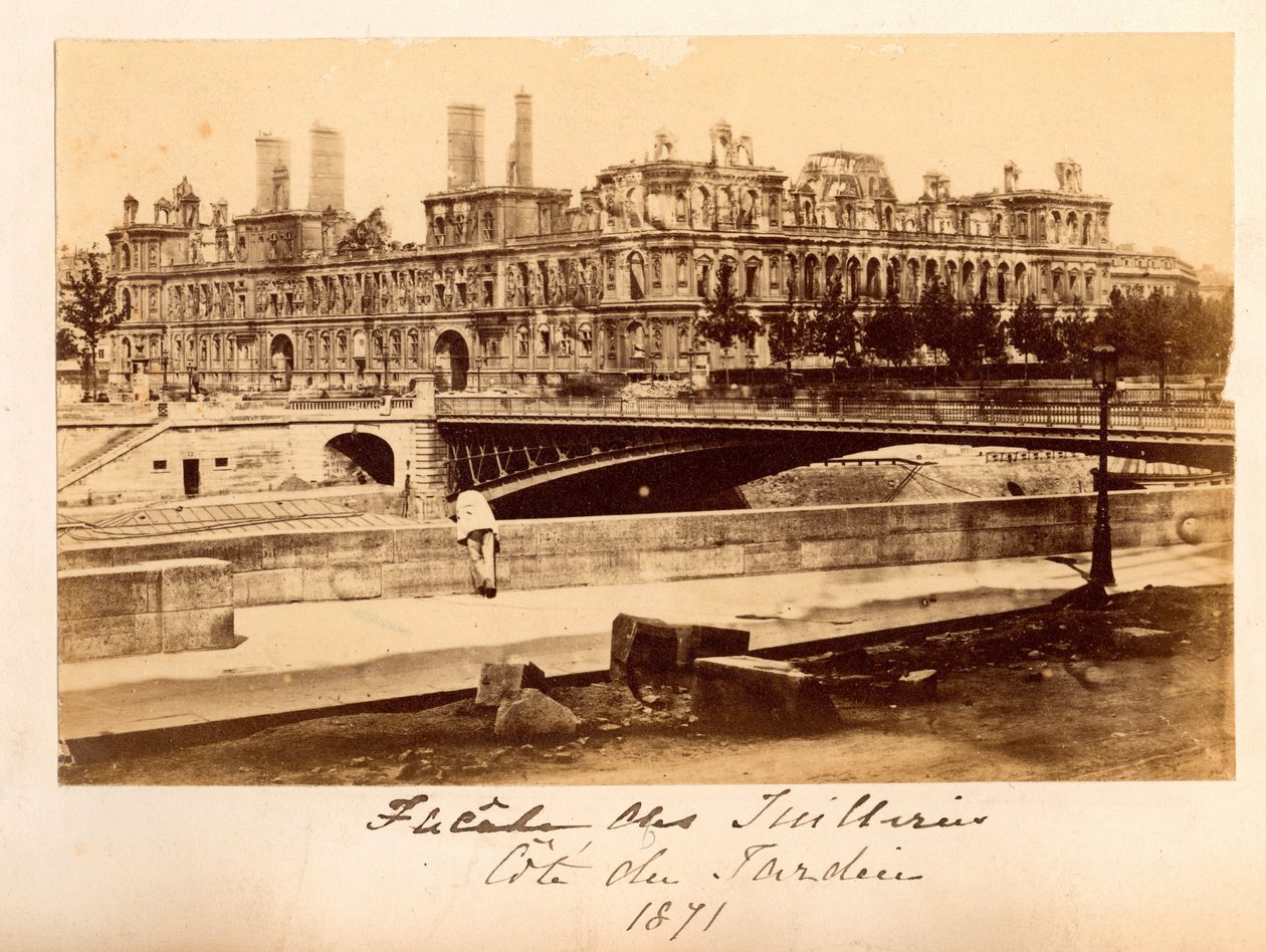 パリ・コミューン（1871年）：1871年5月の火災後のアルコレ橋とホテル・ドゥ・ヴィルの風景。匿名の写真撮影。厚紙にプリント 作： 不明