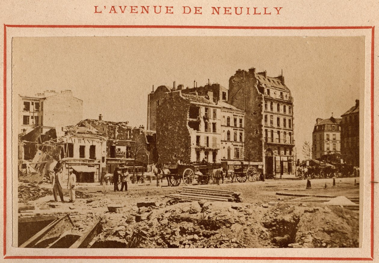 パリ・コミューン（1871年）：1871年5月、パリのヌーイリー通りの風景。ピエール・ペペティの写真。厚紙にプリント、Dim.9x5,4 cm 作： 不明