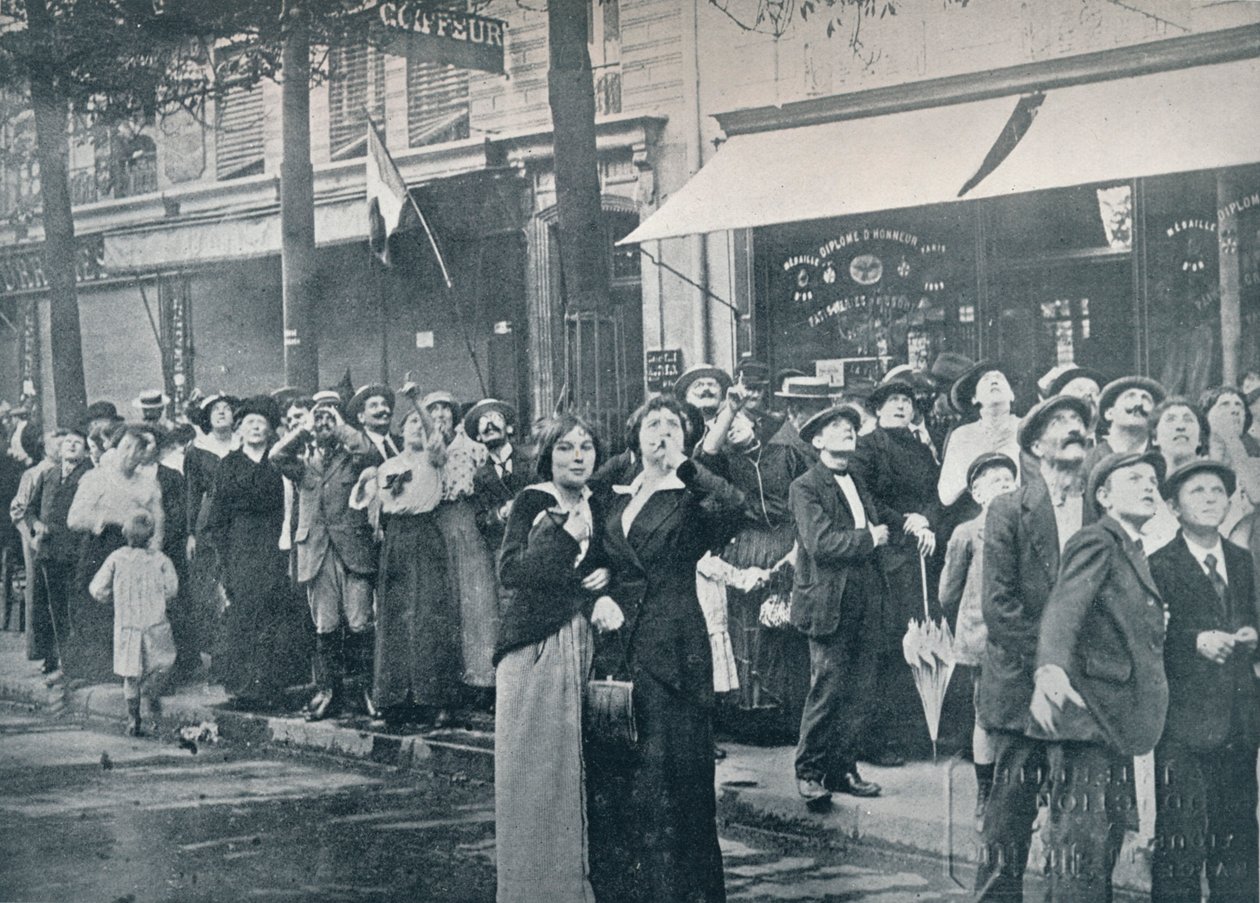 パリの群衆は都市、c1914の上を飛んでいるドイツの飛行機の1つを見て 作： 不明