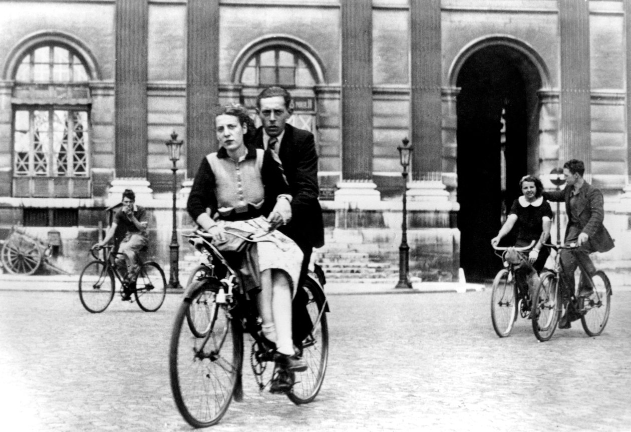 自転車で旅行するパリジャン、ドイツ占領下のパリ、1940年7月