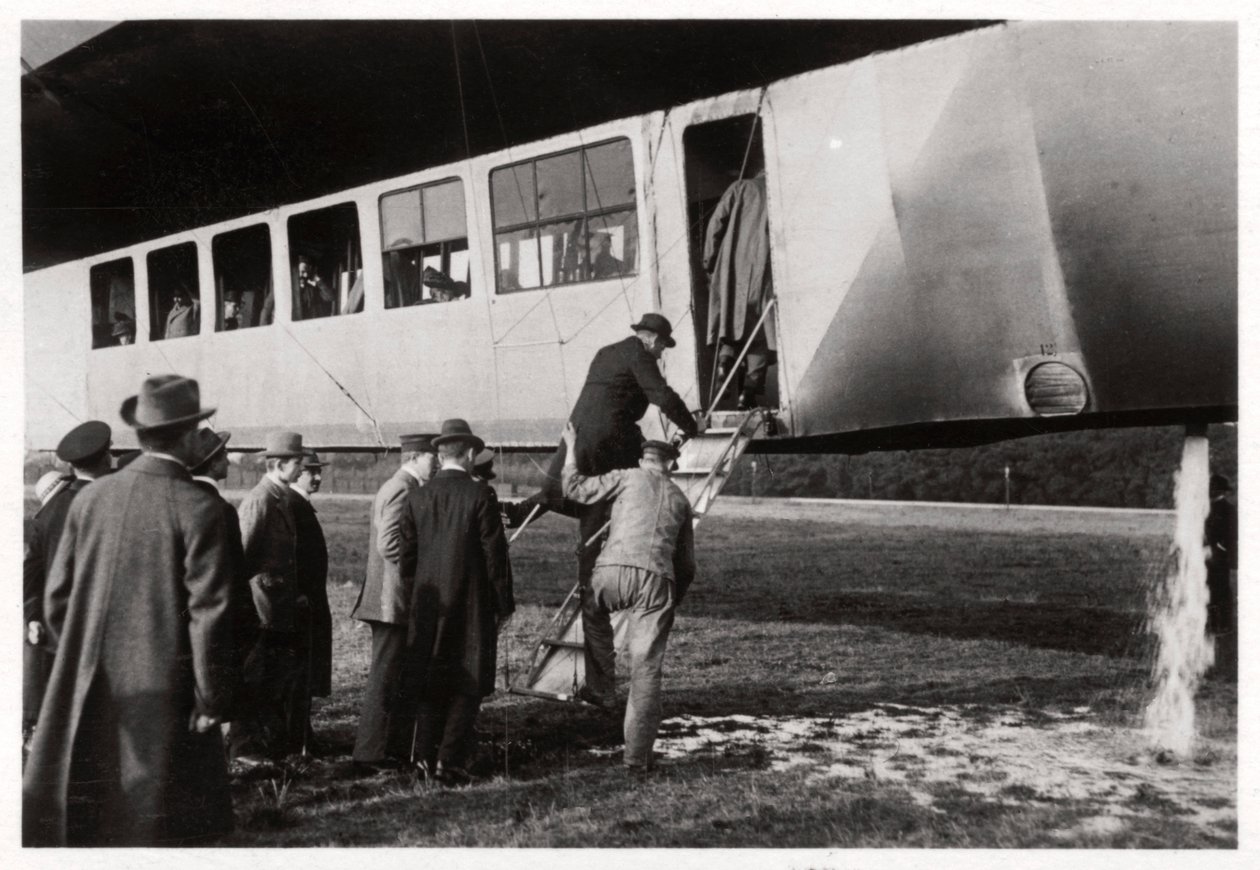 ツェッペリンLZ 11ビクトリアルイーズに搭乗する乗客、c1912-1914 1933 作： 不明