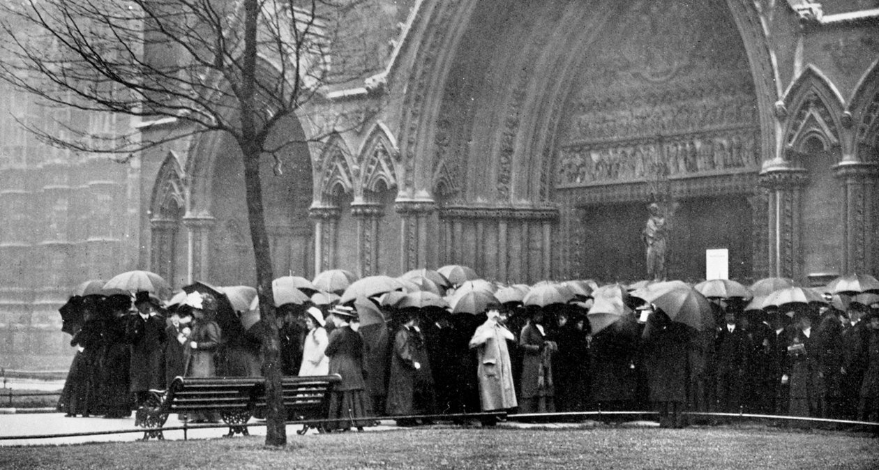 1910年にロンドンのウェストミンスター寺院での礼拝に出席するために雨の中で待っている人々 作： 不明