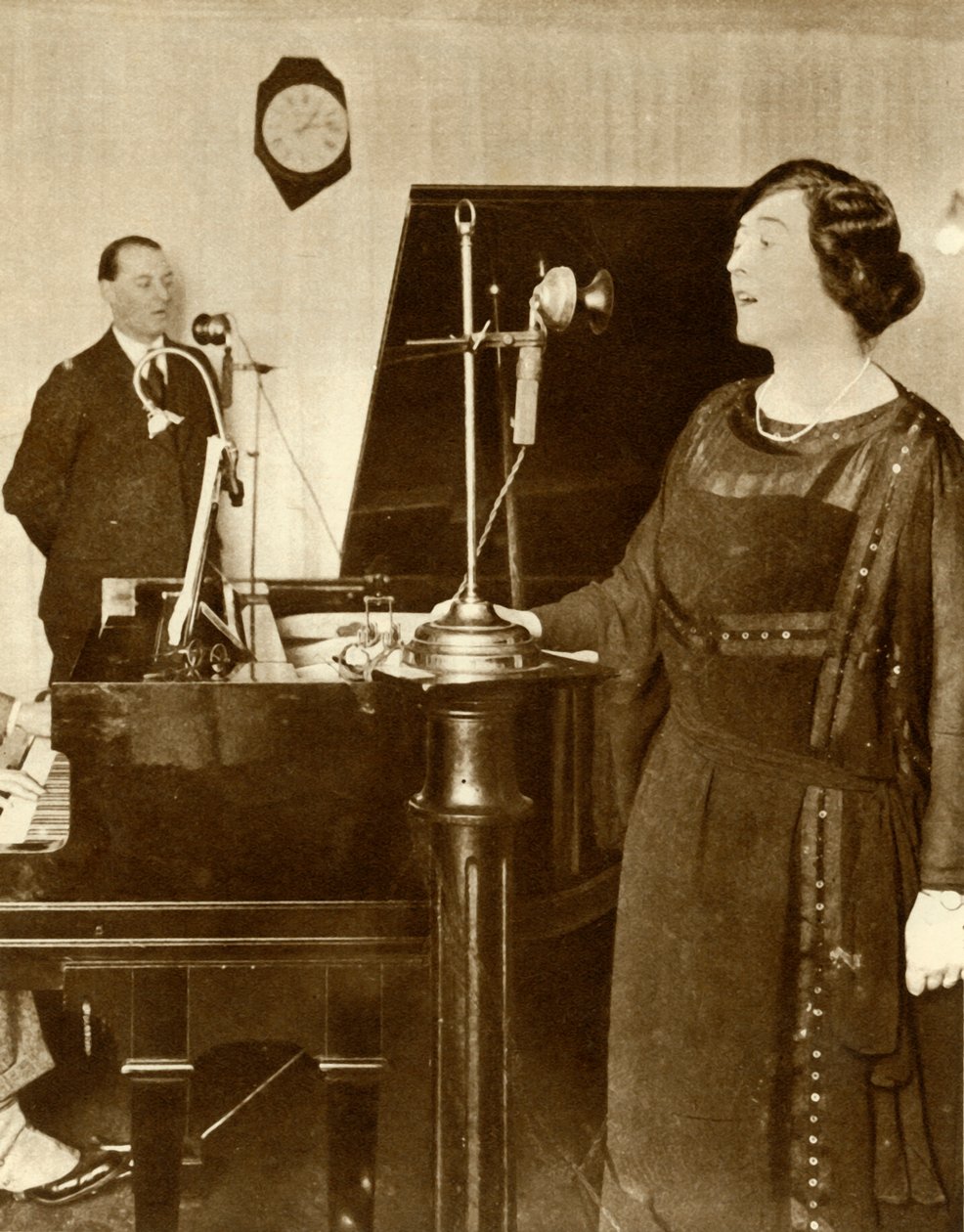 2LO、サボイヒル、ロンドン、1923年、1935年のスタジオの1つでデュエットを歌うパフォーマー。 作： 不明