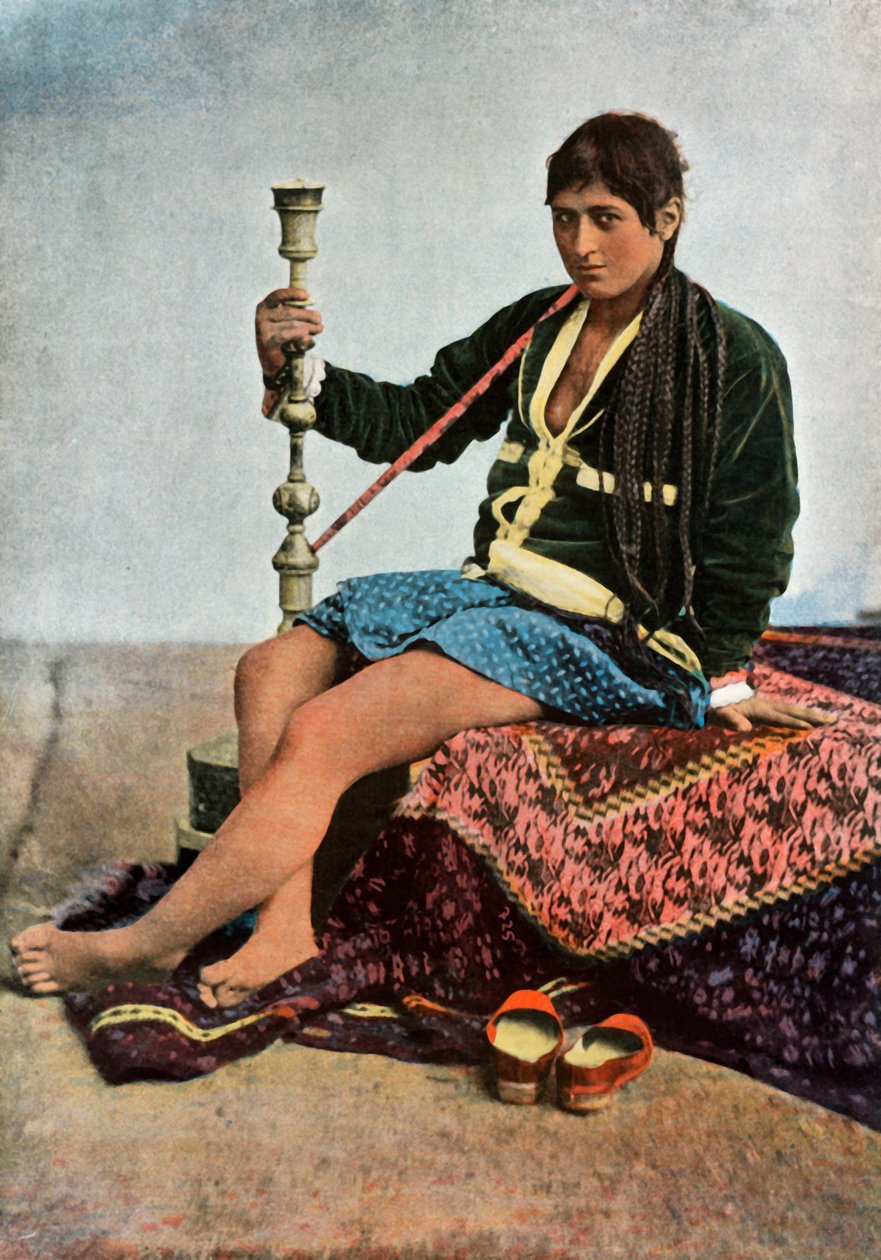 Persane Fumant Le Kalgan、カルガンで喫煙するペルシャの女性、1900年。 作： 不明