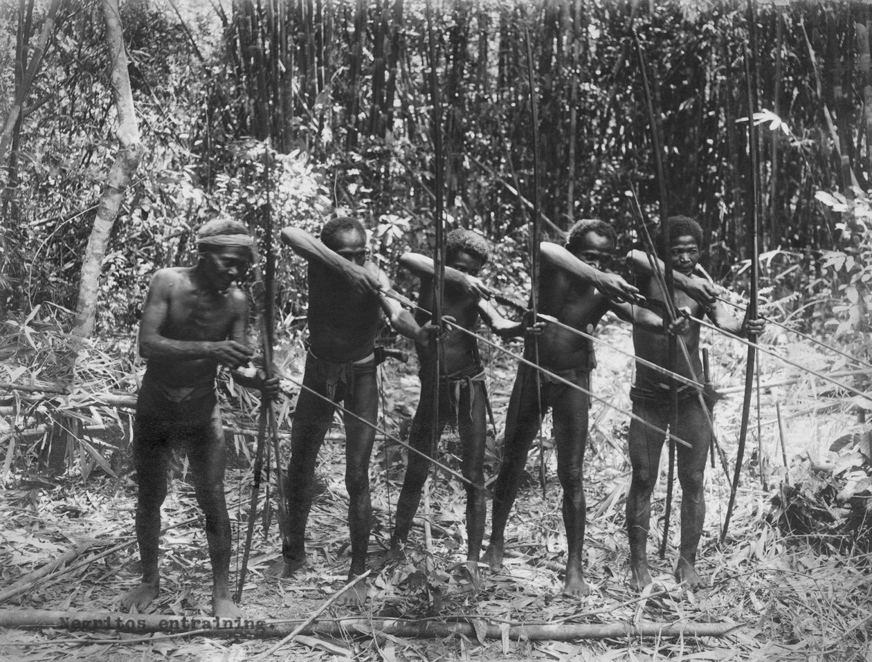 フィリピン：1890年頃 狩猟の様子を見せるネグリート族の男性（モノクロ写真 作： 不明