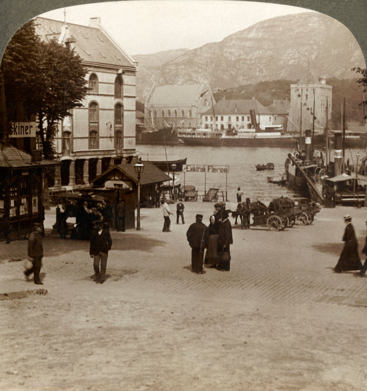 1905年にノルウェーのベルゲンにある近代的な町の広場にある絵のような古い要塞ベルゲンハス。 作： 不明
