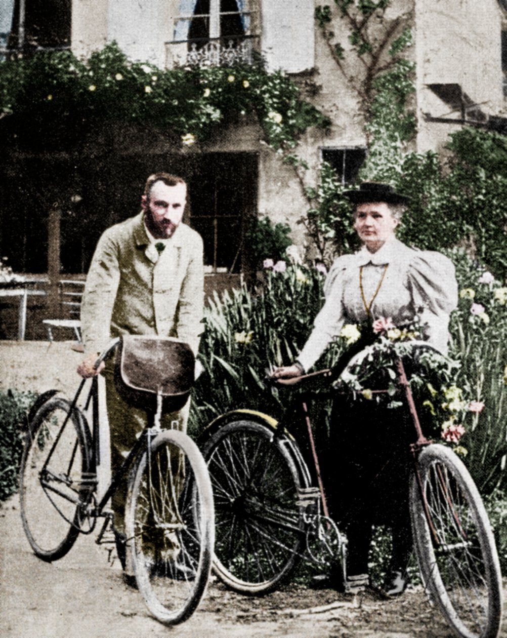 サイクリングに行く準備をしているフランスの物理学者、ピエールとマリー・キュリー 作： 不明