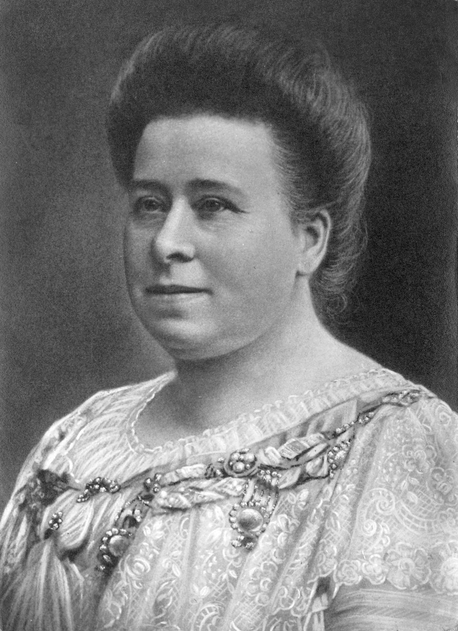 ウォルター・ニュルンベルクの祖母と思われる女性のポートレート 1910年 ドイツ NURNBERG FAMILY PHOTOGRAPHS: 12x17cm ニュルンベルクの祖母と思われる女性のレタッチされたスタジオポートレート C1910年 産業写真を変革したウォルター・ニュルンベルク（1907-1991）による写真。 作： 不明
