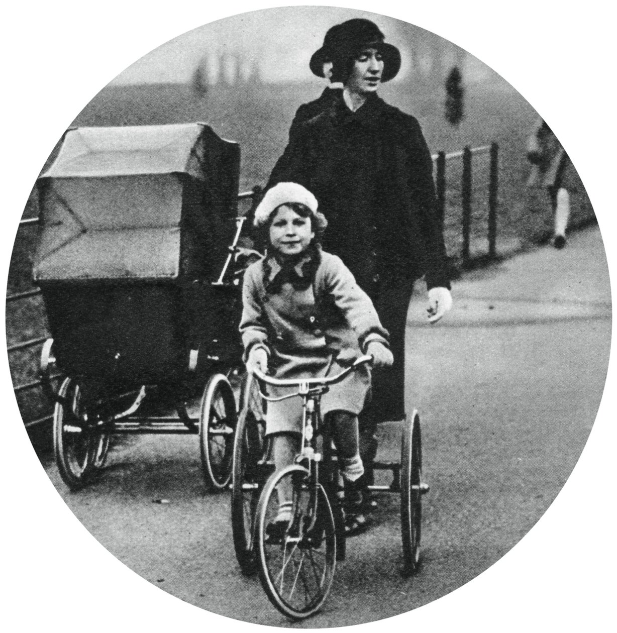 三輪車に乗るエリザベス王女、1932年3月、1937年 作： 不明