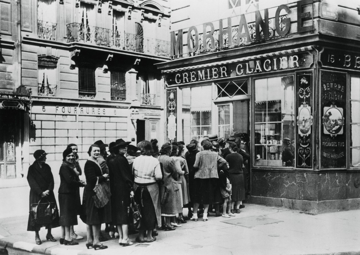 1940年6月28日、ドイツ占領下のパリの乳製品店の外の女性の列 作： 不明