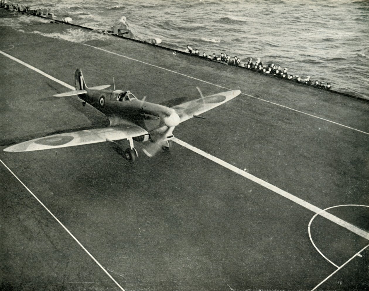 第二次世界大戦、マルタに向かう途中の空母の甲板にあるRAFスピットファイア、1942年1944年。 作： 不明