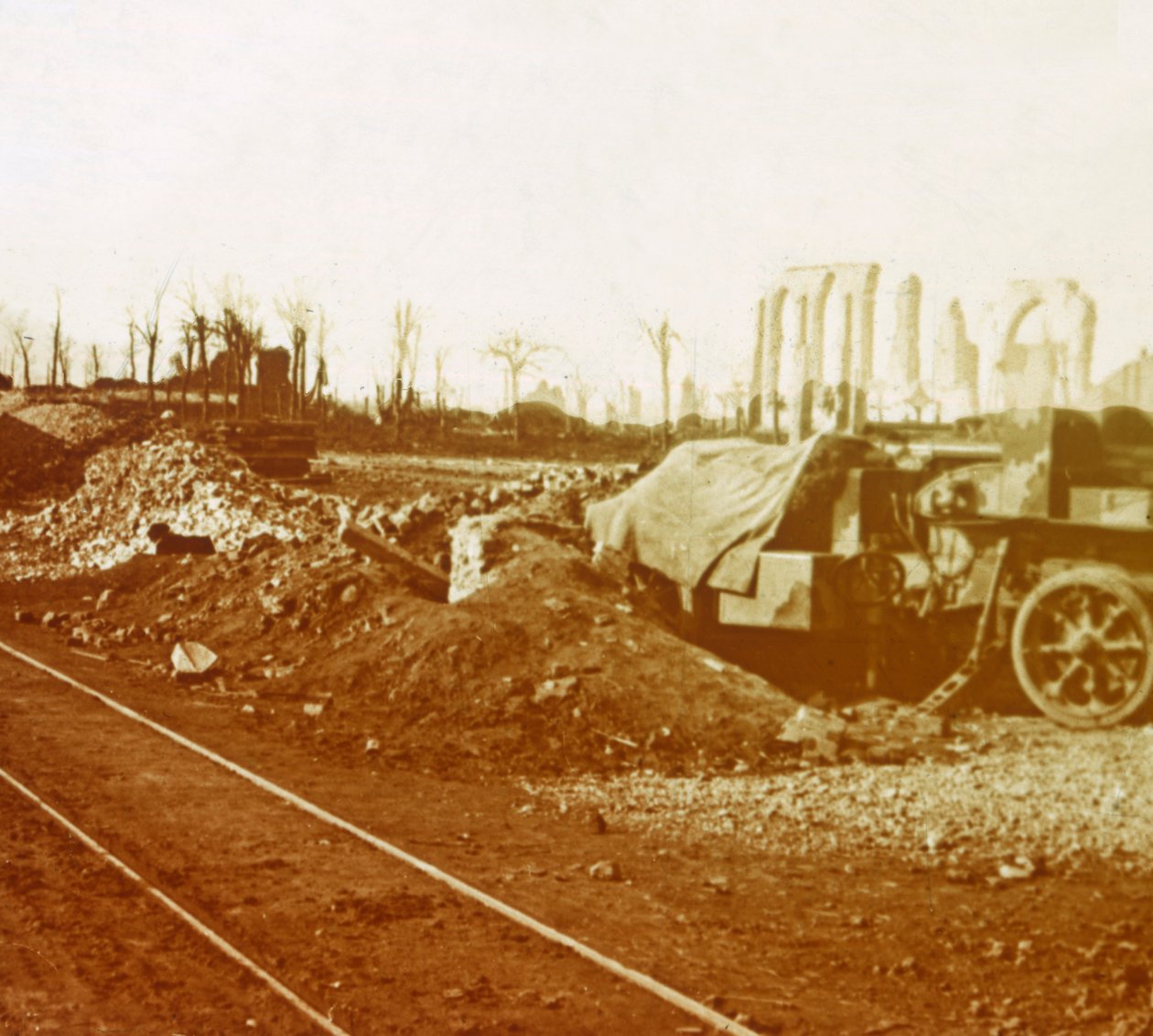 ベルギー、フランダースのノールトスコート村の鉄道線、c1914-c1918 作： 不明