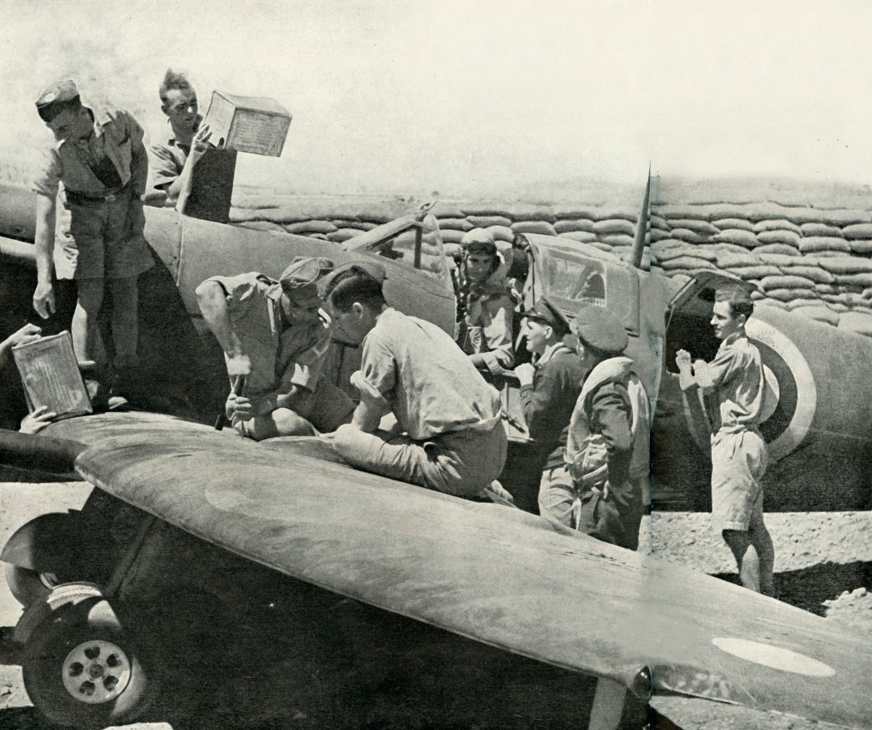 スピットファイア戦闘機の給油と再武装、マルタ、第二次世界大戦、1942 1944。 作： 不明