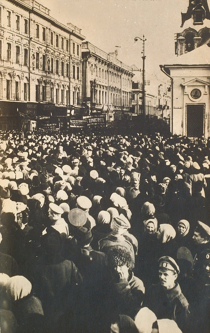 トヴェルスカヤ、モスクワ、ロシア、c1905-c1917の革命的な群衆 作： 不明