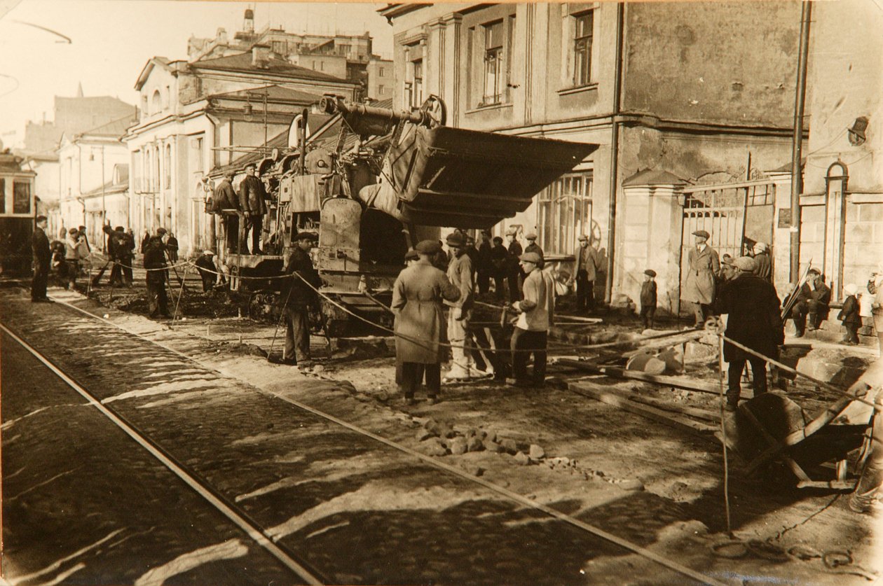 1920年代のソ連、モスクワのトヴェルスカヤ通りの道路工事 作： 不明