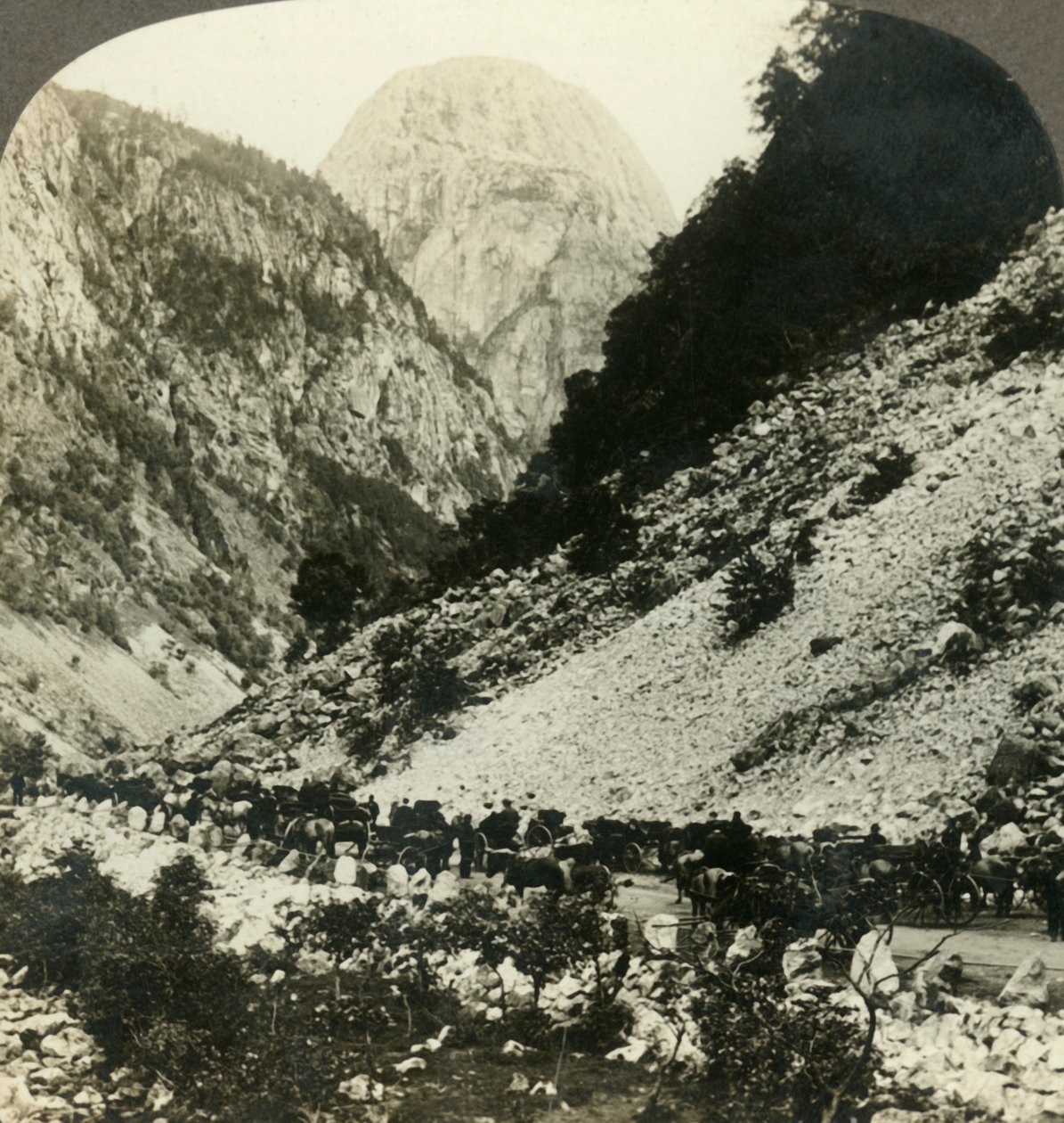 Rocky Jordalsnut 3620 ft。ノルウェー、c1905、観光客用カートでいっぱいの道路の横から。 作： 不明