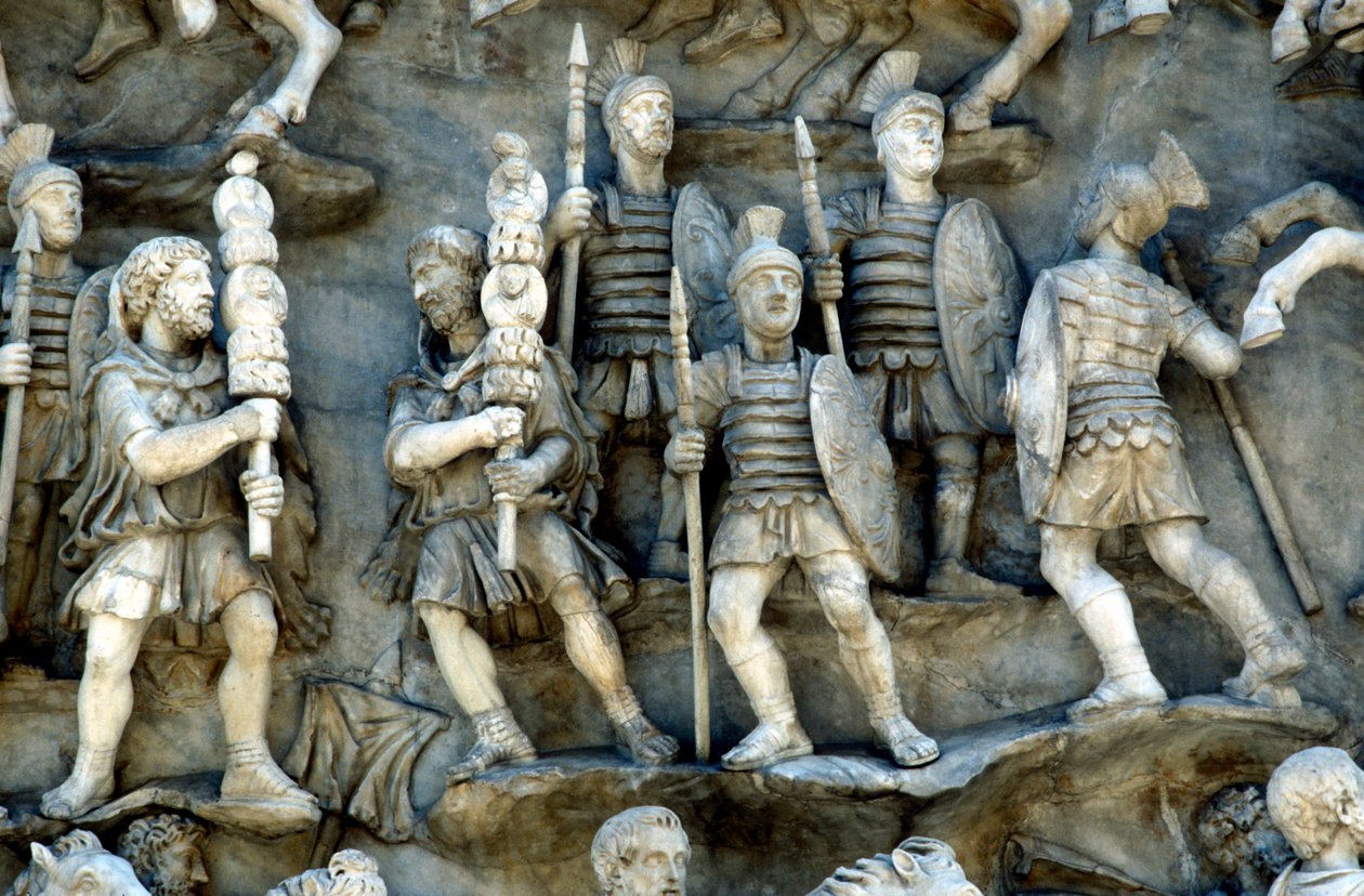 decursioに参加しているローマの兵士、葬式の火葬の儀式巡り、c180-196 作： 不明