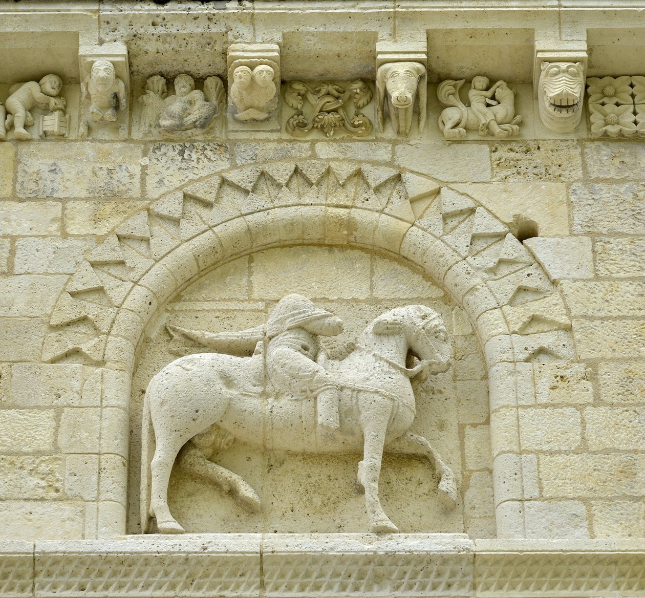 Romanische Kunst: Detail der Fassade darstellend Hugues de Surgeres und Geoffroy de Vendome oder Kaiser Konstantin I. der Große, dessen Pferdefuß Häresie und Christus, der das Böse und den Tod triumphiert, zertreten würde, Notre Dame (Notre-Dame) de Surger von Unbekannt